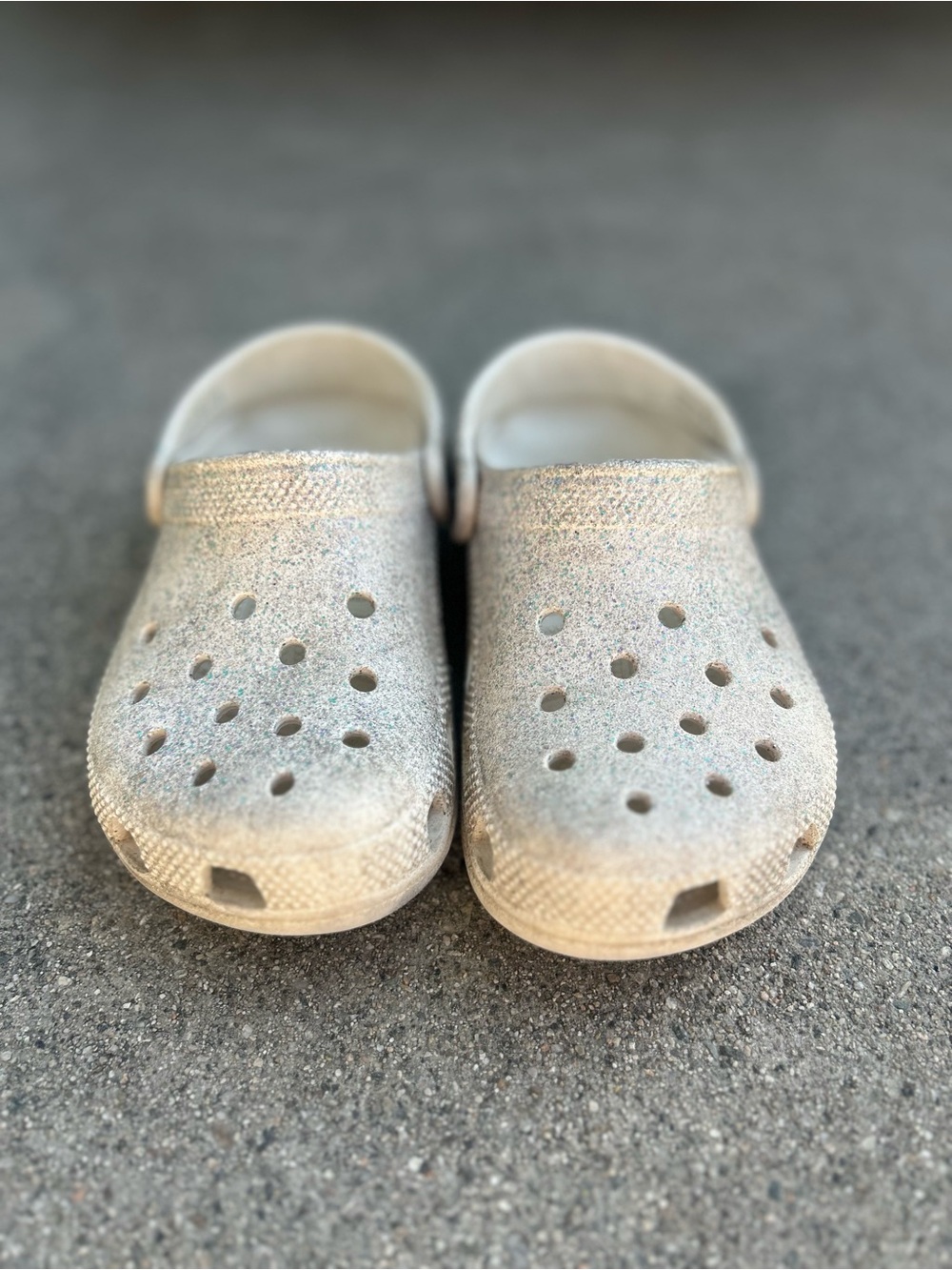 CROCS Kids Sparkle Clog Shoes in White/Silver size J1